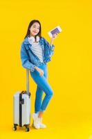 portrait belle jeune femme asiatique voyage et loisirs avec sac à bagages et passeport photo