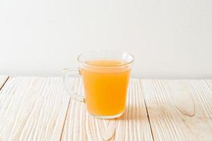 verre de jus de gingembre frais et chaud aux racines de gingembre - style de boisson saine photo