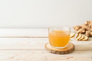 verre de jus de gingembre frais et chaud aux racines de gingembre - style de boisson saine photo