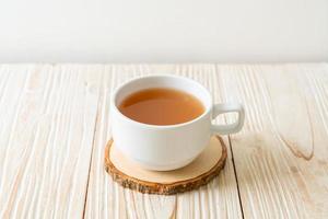 verre de jus de gingembre frais et chaud aux racines de gingembre - style de boisson saine photo