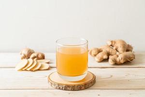 verre de jus de gingembre frais et chaud aux racines de gingembre - style de boisson saine photo