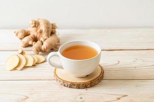 verre de jus de gingembre frais et chaud aux racines de gingembre - style de boisson saine photo