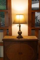 belle décoration de lampe vintage sur armoire en bois vintage photo