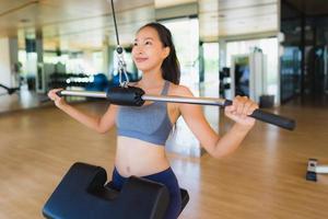 Portrait femme asiatique exerçant et s'entraîner dans une salle de sport photo