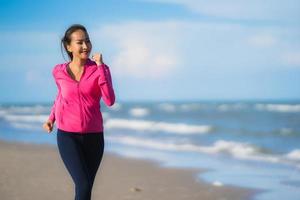 Portrait belle jeune femme asiatique courir et faire de l'exercice sur la nature tropicale en plein air plage mer océan photo