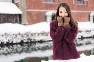 belle jeune femme asiatique souriante et heureuse du voyage à otaru canal hokkaido japon photo