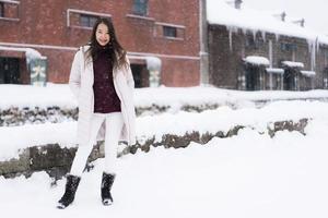 belle jeune femme asiatique souriante et heureuse du voyage à otaru canal hokkaido japon photo