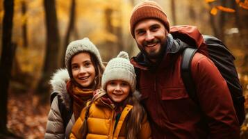 une content famille jouit une une randonnée par coloré l'automne feuilles Contexte avec vide espace pour texte photo