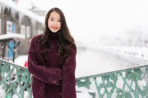 belle jeune femme asiatique souriante et heureuse du voyage à otaru canal hokkaido japon photo
