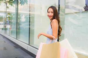 Portrait belle jeune femme asiatique heureuse et souriante avec panier du grand magasin photo