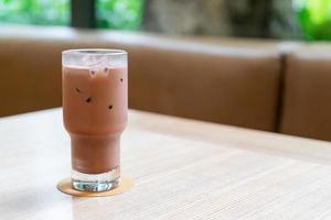 verre de chocolat noir glacé dans un café et un restaurant photo
