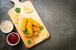 bâtonnets de poisson frit ou frites poisson avec sauce photo
