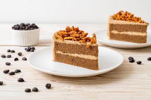 Gâteau aux amandes au café fait maison sur plaque blanche photo