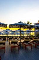 parasols et chaises autour de la piscine extérieure de l'hôtel resort pour les vacances de vacances fond de voyage photo