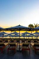 parasols et chaises autour de la piscine extérieure de l'hôtel resort pour les vacances de vacances fond de voyage photo