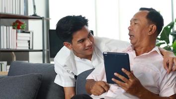 père et fils heureux à la maison en vacances photo