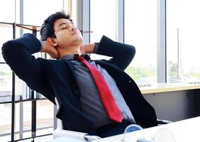 l'homme d'affaires se détend dans le bureau moderne photo