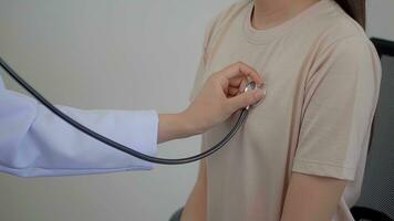 proche en haut main femme médecin examiner Jeune femme dans une hôpital. photo