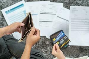 stressé et mal de crâne asiatique couple avec grand factures ou factures non argent à Payer à les dépenses et crédit carte dette. pénurie, financier problèmes, hypothèque, prêt, la faillite, faillite, pauvre, vide portefeuille photo