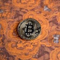 fermer de une bitcoin avec une unique toile de fond génératif ai photo