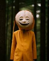une la personne portant une masque dans le les bois génératif ai photo