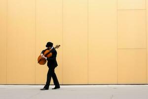 une homme dans une costume en jouant une guitare dans de face de une Jaune mur génératif ai photo