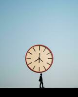 une la personne porter une grand l'horloge sur leur retour génératif ai photo