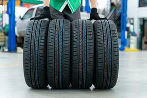 4 Nouveau pneus dans voiture réparation centre. photo