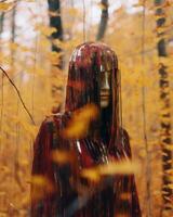 une femme dans une encapuchonné manteau des stands dans le milieu de une forêt génératif ai photo