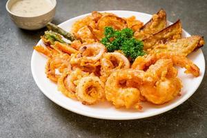 fruits de mer frits, crevettes et calmars avec mélange de légumes - style de nourriture malsaine photo