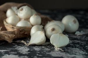 oignons sur fond texturé. Ingrédients alimentaires. photo