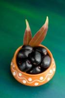 prune jambolan ou fruit jambul ou jamun, prune de java sur fond texturé. photo