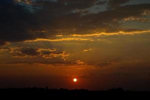 beau ciel coucher de soleil avec des nuages. ciel abstrait. photo