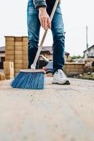 pose professionnelle de pavés et de pavés pour la marche et le stationnement - pavage de trottoir photo