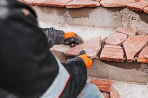 finition des marches en béton avec des carreaux de pierre - travaux de carrelage de haute qualité - détails de l'architecture d'une maison privée photo