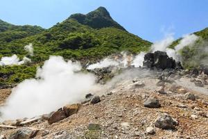 vallée d'owakudani, vallée volcanique avec soufre actif et sources chaudes à hakone, kanagawa, japon photo