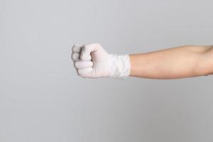 main avec des gants médicaux photo