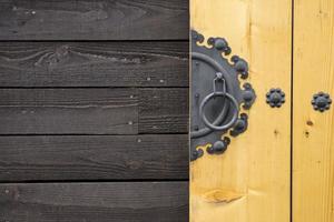 porte en bois traditionnelle photo