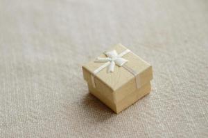 boîte cadeau en papier beige pour petit cadeau photo