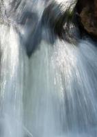 éclaboussures d'eau dans une cascade photo