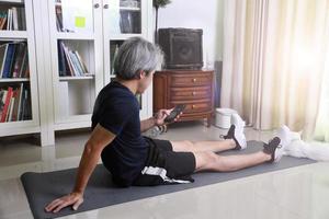 séance d'entraînement d'homme asiatique photo