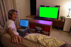 homme asiatique regardant la télévision