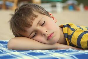 fatigué garçon plage dormir. produire ai photo