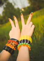 symbole du pacifisme. beaux bracelets ethniques. journée internationale de la paix photo