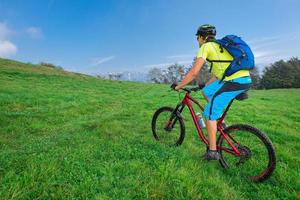 un jeune homme faisant du vélo de montagne en plein air photo