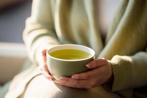 calme scène de mains berceau une vert thé tasse avec une pleine conscience livre proche ai génératif photo