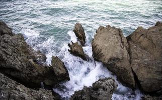 brise-lames dans les rochers photo