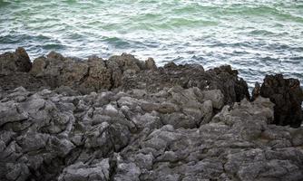 brise-lames dans les rochers photo