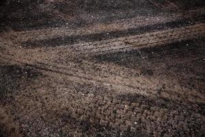 traces de roues dans la rue photo