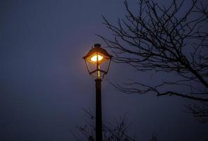 lampadaire avec ciel crépusculaire photo